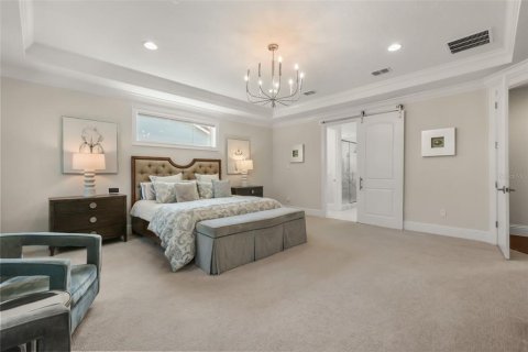 House in Winter Garden, Florida 5 bedrooms, 448.9 sq.m. № 2296389 - photo 16