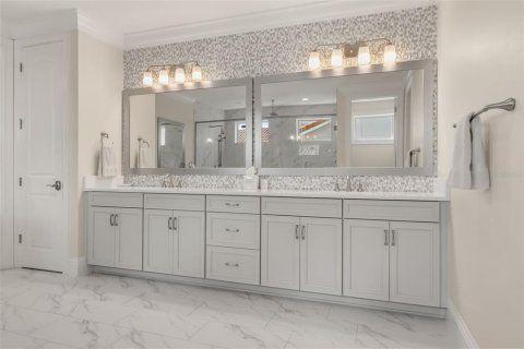 House in Winter Garden, Florida 5 bedrooms, 448.9 sq.m. № 2296389 - photo 19
