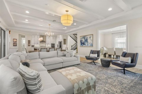 House in Winter Garden, Florida 5 bedrooms, 448.9 sq.m. № 2296389 - photo 5
