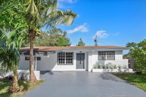 Casa en venta en North Miami Beach, Florida, 3 dormitorios, 152.36 m2 № 1987114 - foto 1