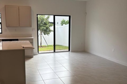 Townhouse in Florida City, Florida 3 bedrooms № 2011899 - photo 11