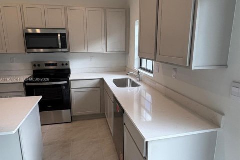 Townhouse in Florida City, Florida 3 bedrooms № 2011899 - photo 2