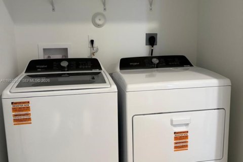 Townhouse in Florida City, Florida 3 bedrooms № 2011899 - photo 7