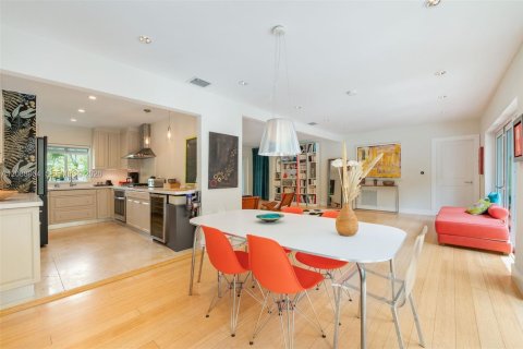 House in Miami, Florida 3 bedrooms, 140.19 sq.m. № 2363817 - photo 7