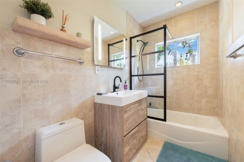 House in Miami, Florida 3 bedrooms, 140.19 sq.m. № 2363817 - photo 8