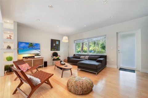 House in Miami, Florida 3 bedrooms, 140.19 sq.m. № 2363817 - photo 9