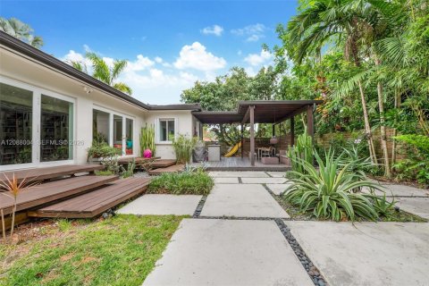 House in Miami, Florida 3 bedrooms, 140.19 sq.m. № 2363817 - photo 14