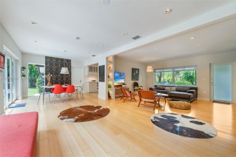 House in Miami, Florida 3 bedrooms, 140.19 sq.m. № 2363817 - photo 10
