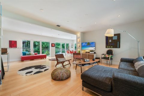 House in Miami, Florida 3 bedrooms, 140.19 sq.m. № 2363817 - photo 11