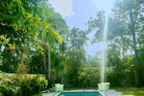 House in Miami, Florida 3 bedrooms, 140.19 sq.m. № 2363817