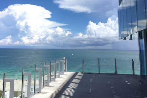 Apartment in GLASS in Miami Beach, Florida 2 bedrooms, 180 sq.m. № 77197 - photo 1