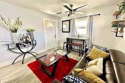 Condominio en alquiler en Miami, Florida, 1 dormitorio, 52.03 m2 № 1986272 - foto 1