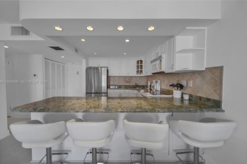 Condo in Miami Beach, Florida, 1 bedroom  № 2051443 - photo 3