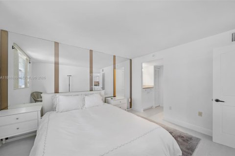 Condo in Miami Beach, Florida, 1 bedroom  № 2051443 - photo 13