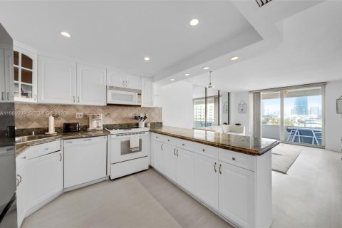 Condo in Miami Beach, Florida, 1 bedroom  № 2051443 - photo 10