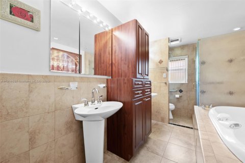 Casa en venta en Plantation, Florida, 3 dormitorios, 218.69 m2 № 1970564 - foto 11