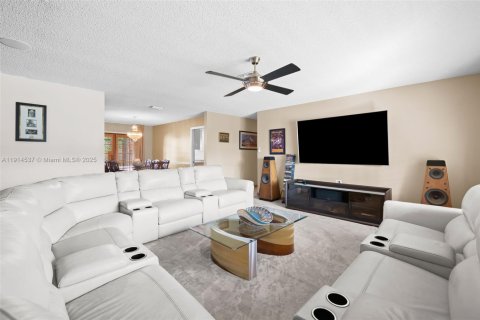 Casa en venta en Plantation, Florida, 3 dormitorios, 218.69 m2 № 1970564 - foto 1