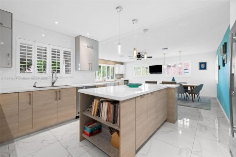 Casa en venta en Plantation, Florida, 3 dormitorios, 218.69 m2 № 1970564 - foto 3