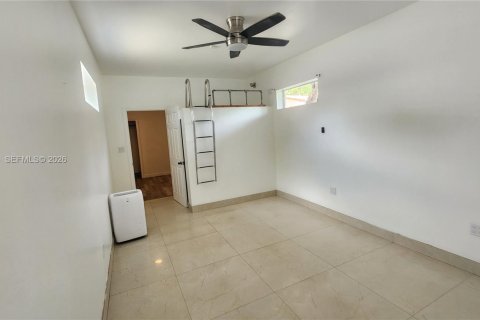 House in North Miami Beach, Florida 3 bedrooms, 140.65 sq.m. № 2168558 - photo 11