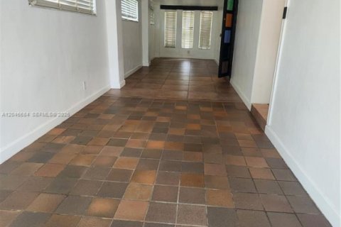 House in North Miami Beach, Florida 3 bedrooms, 140.65 sq.m. № 2168558 - photo 8
