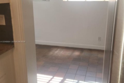 House in North Miami Beach, Florida 3 bedrooms, 140.65 sq.m. № 2168558 - photo 4