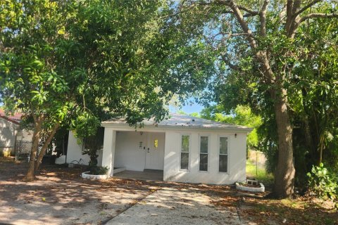 House in North Miami Beach, Florida 3 bedrooms, 140.65 sq.m. № 2168558 - photo 1
