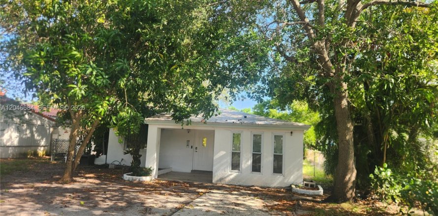 House in North Miami Beach, Florida 3 bedrooms, 140.65 sq.m. № 2168558