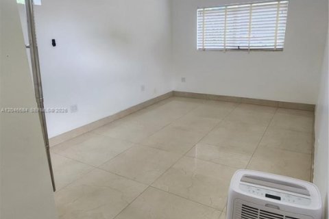 House in North Miami Beach, Florida 3 bedrooms, 140.65 sq.m. № 2168558 - photo 10