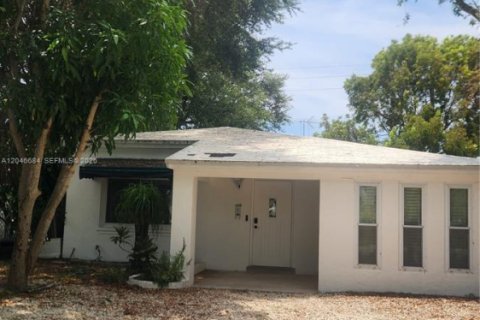 House in North Miami Beach, Florida 3 bedrooms, 140.65 sq.m. № 2168558 - photo 2