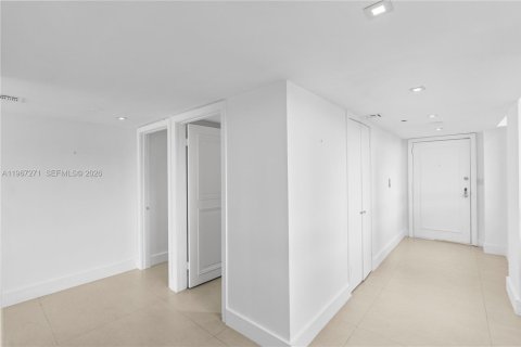 Condominio en venta en Miami, Florida, 3 dormitorios, 194.07 m2 № 2028570 - foto 16