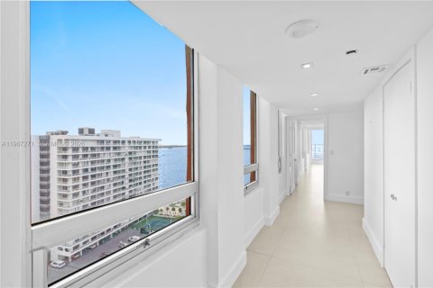 Condominio en venta en Miami, Florida, 3 dormitorios, 194.07 m2 № 2028570 - foto 11