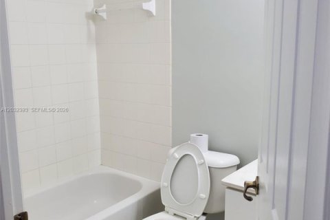 Townhouse in Homestead, Florida 4 bedrooms, 143.44 sq.m. № 2154536 - photo 17