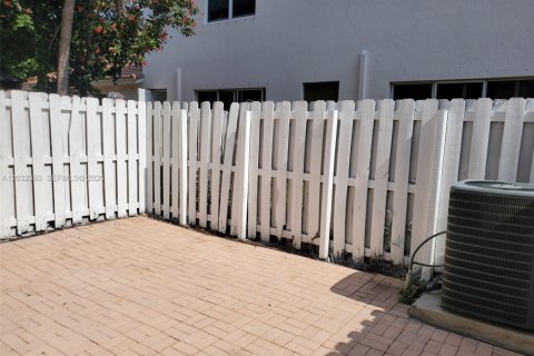 Townhouse in Homestead, Florida 4 bedrooms, 143.44 sq.m. № 2154536 - photo 23