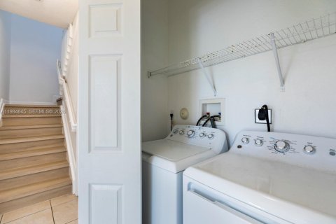 Condominio en alquiler en Miami, Florida, 2 dormitorios, 111.95 m2 № 2057877 - foto 13