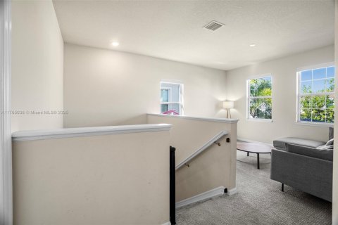 House in Hollywood, Florida 3 bedrooms, 218.23 sq.m. № 1582783 - photo 22