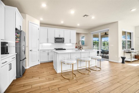 House in Hollywood, Florida 3 bedrooms, 218.23 sq.m. № 1582783 - photo 16