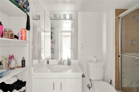 Condo in Aventura, Florida, 2 bedrooms № 2185870 - photo 12