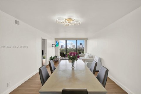 Condo in Aventura, Florida, 2 bedrooms № 2185870 - photo 2