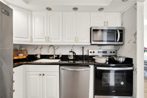 Condo in Aventura, Florida, 2 bedrooms № 2185870 - photo 9