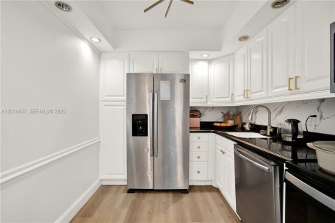 Condo in Aventura, Florida, 2 bedrooms № 2185870 - photo 8