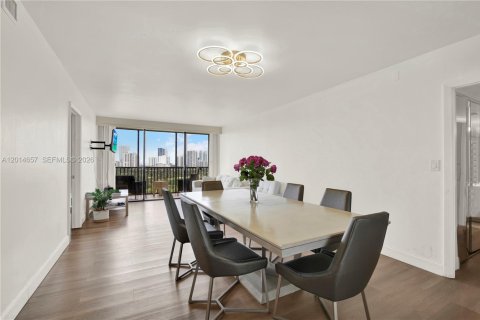 Condo in Aventura, Florida, 2 bedrooms № 2185870 - photo 28