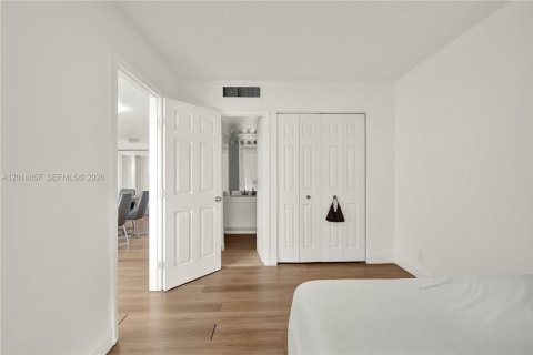 Condo in Aventura, Florida, 2 bedrooms № 2185870 - photo 11