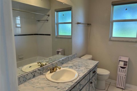 House in Punta Gorda, Florida 2 bedrooms, 121.33 sq.m. № 2429148 - photo 16