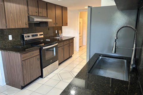 House in Punta Gorda, Florida 2 bedrooms, 121.33 sq.m. № 2429148 - photo 7