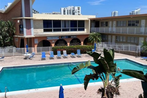 Condo in Hallandale Beach, Florida  № 1991340 - photo 7