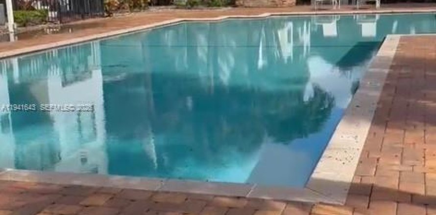 Condominio en West Palm Beach, Florida, 2 dormitorios  № 1998915