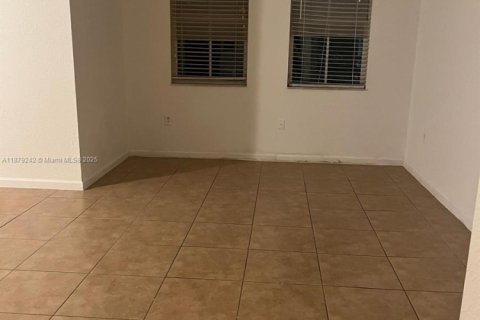 Купить кондоминиум в Дорал, Флорида 3 спальни, 118.91м2, № 2015500 - фото 10