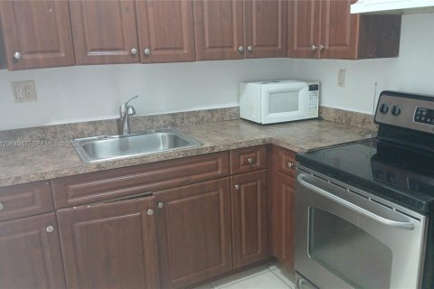 Appartement à louer à Lauderdale Lakes, Floride: 2 chambres, 102.19 m2 № 2279580 - photo 2