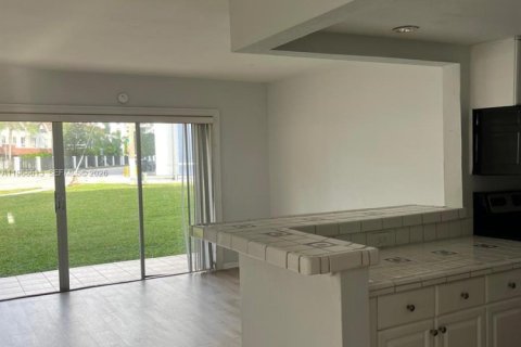 Снять в аренду квартиру в Майами, Флорида 1 спальня, 58.99м2, № 2031618 - фото 5