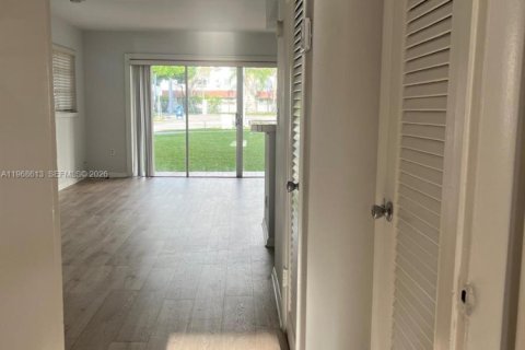 Снять в аренду квартиру в Майами, Флорида 1 спальня, 58.99м2, № 2031618 - фото 10